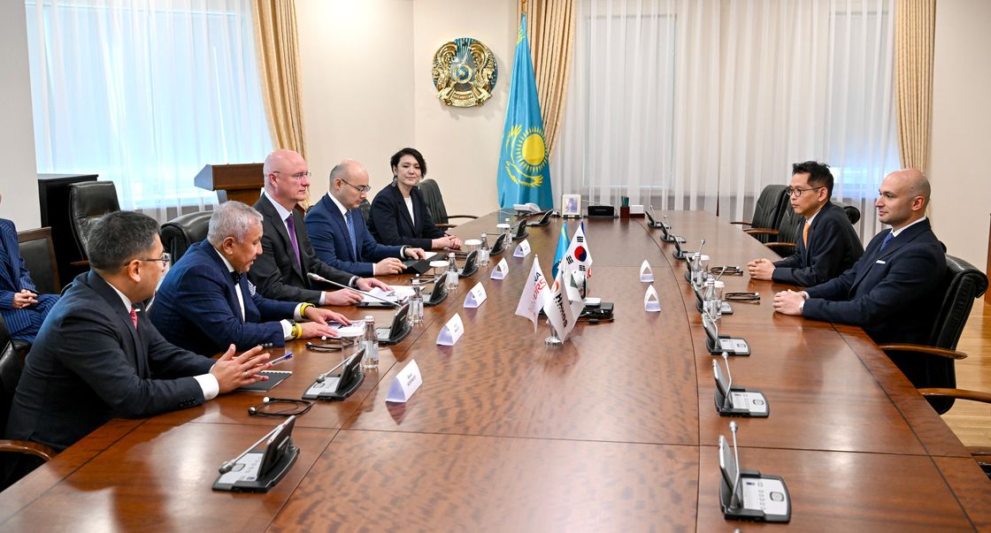 Меморандумға қол қою алдында ҚР Үкімет үйіндегі кездесу