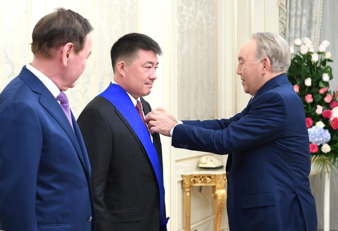 Назарбаев вручил государственные награды