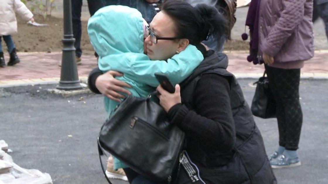 Фото матери, обнимающей ребенка после пожара, распространяют в Казнете