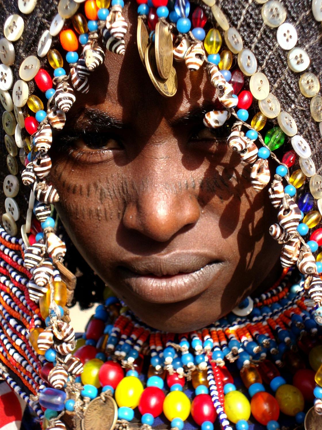 Африканская женщина со шрамами на лице