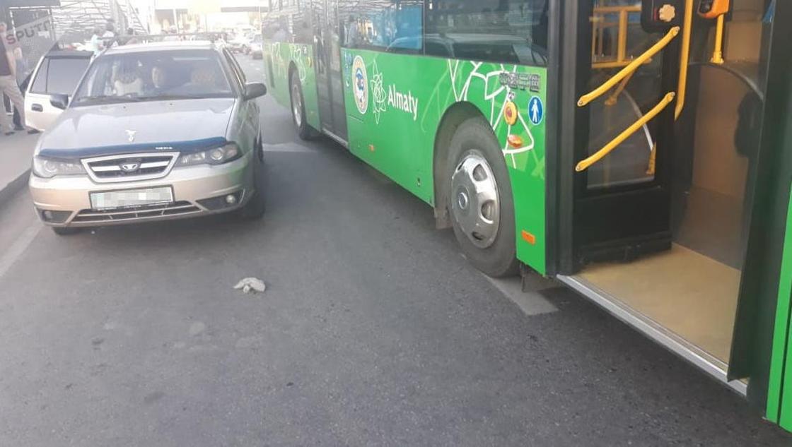 Мужчину зажало между автобусом и автомобилем в Алматы (фото)