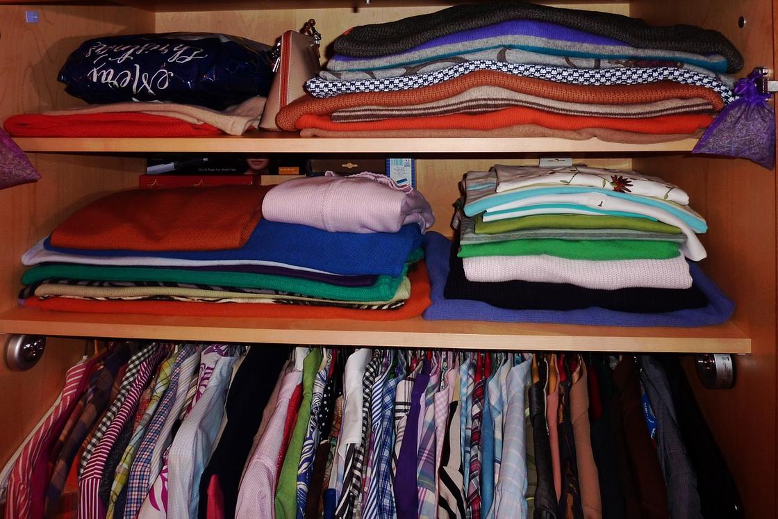 Одежда в шкафу