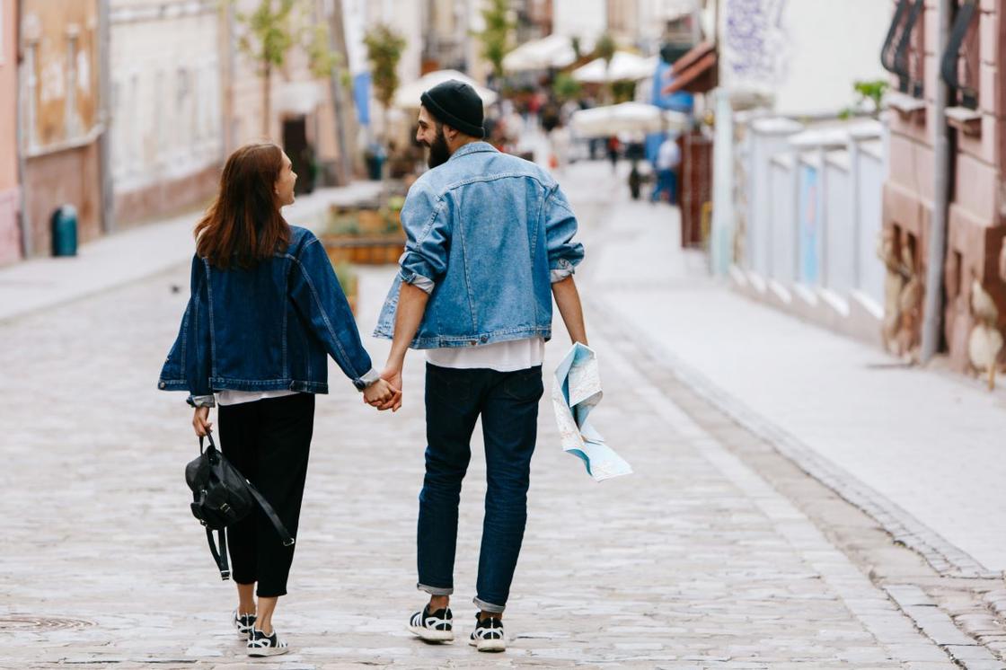 Мужчина и женщина прогуливаются по улице