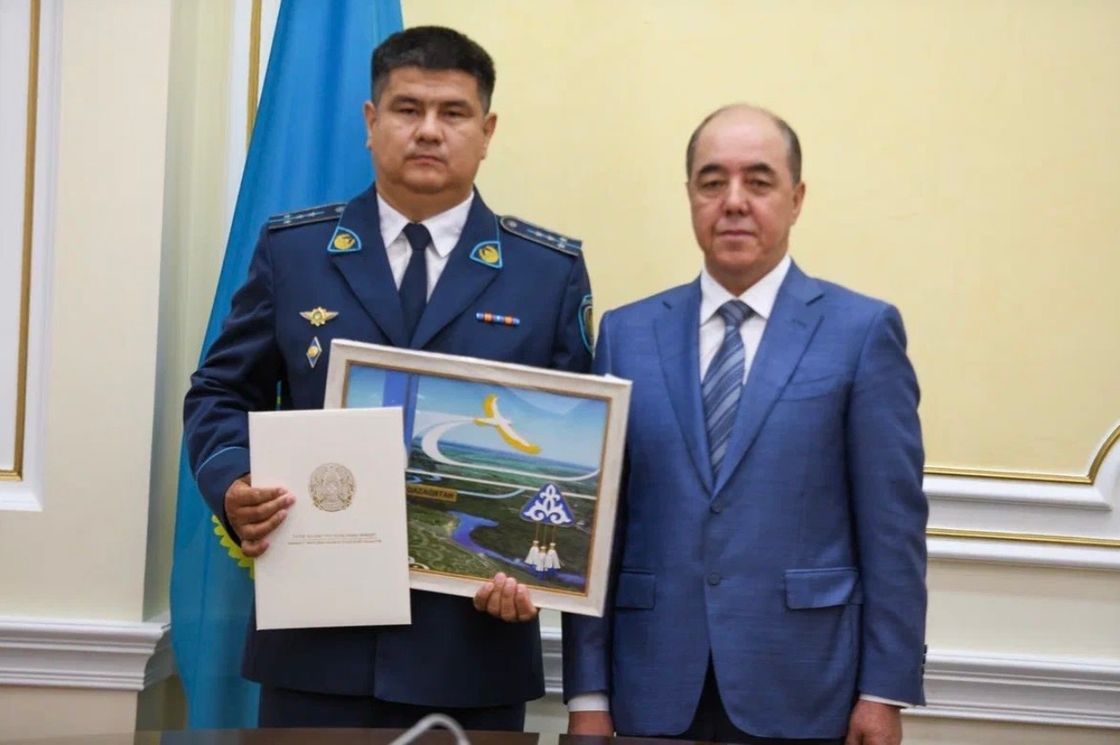 Аймақ басшысы төрт жасар баланы құтқарған полиция қызметкерлеріне құрмет көрсетті