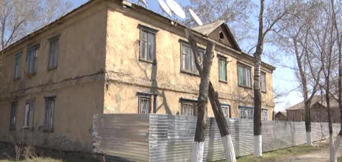 Двухэтажку едва не снесли вместе с людьми в Павлодаре