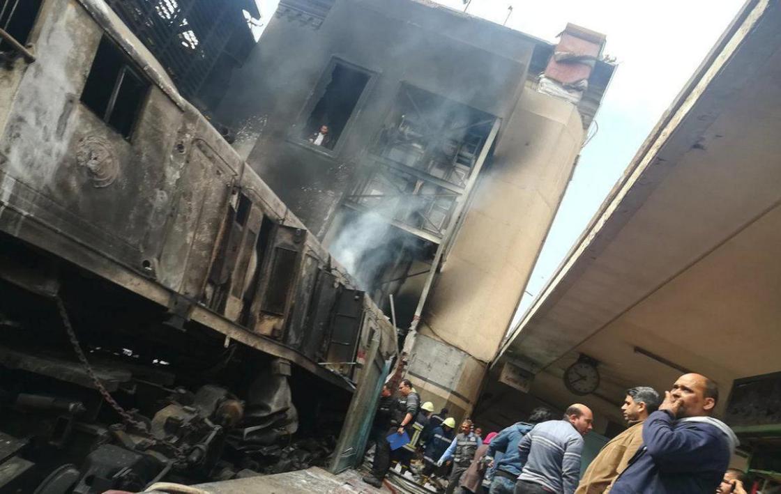 Поезд сошел с рельсов и загорелся в Каире: более 24 человек погибли (фото, видео) Поезд сошел с рельсов и загорелся в Каире: более 24 человек погибли (фото, видео)