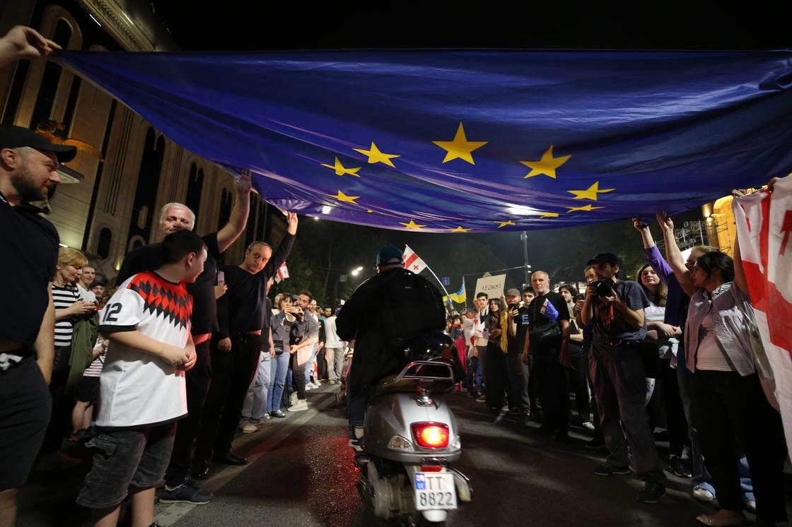 Демонстранты в Тбилиси держат флаг ЕС