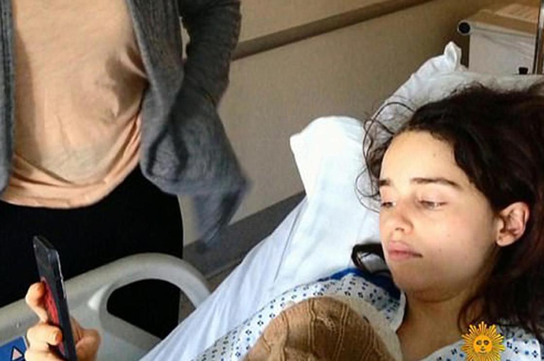 Звезда "Игры престолов" Эмилия Кларк показала фото из больницы