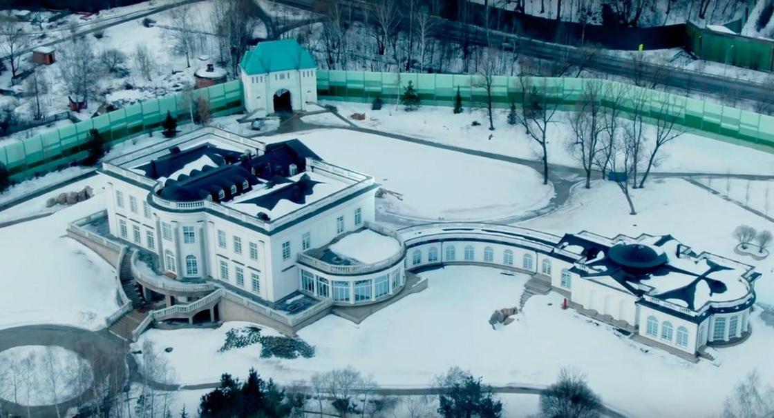 Шикарный особняк, квартиры, участки: чем владеет семья "пенсионера из "Газпрома" (фото, видео)