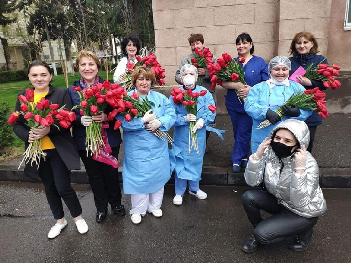 Находящийся на грани разорения садовод подарил 1,5 тыс. тюльпанов врачам