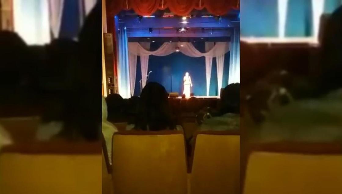 Известная татарская певица скончалась на сцене во время концерта (видео)