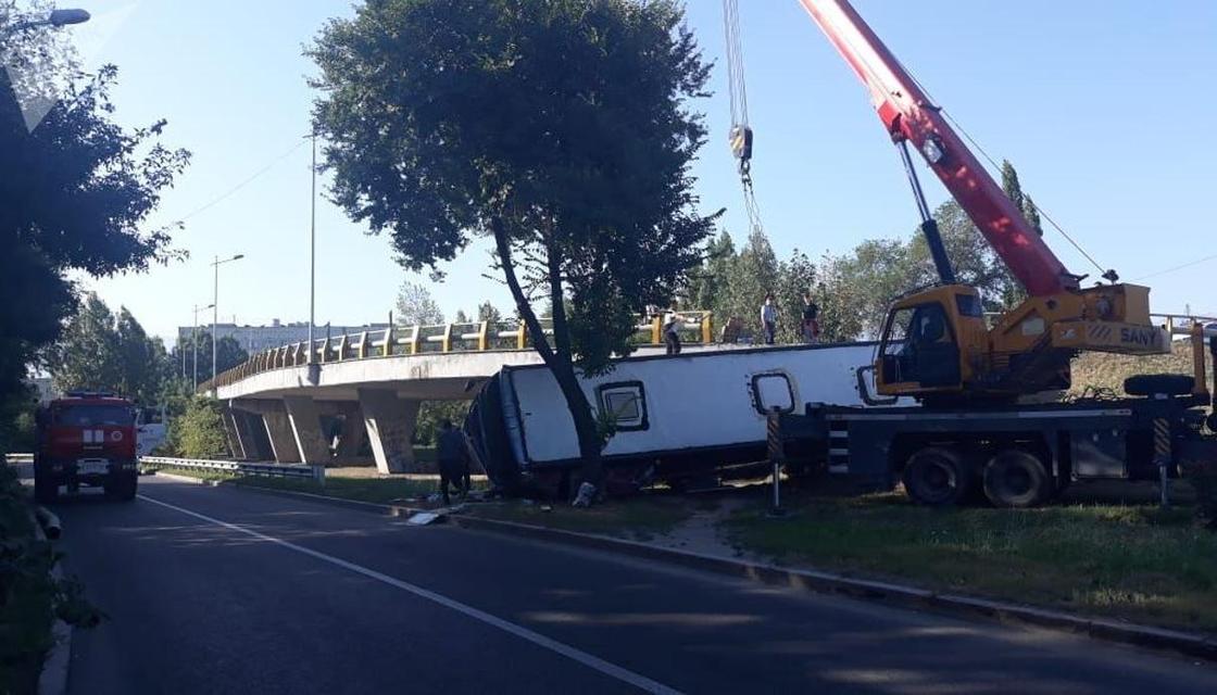 Рейсовый автобус с пассажирами упал с моста в Алматы (видео)