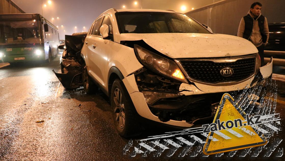 Девушка пострадала в двойном ДТП в Алматы (фото) Девушка пострадала в двойном ДТП в Алматы (фото)