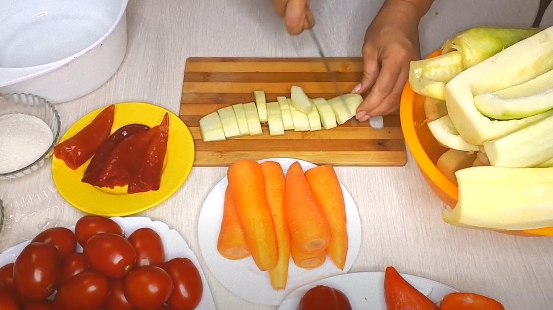 Нарезают кабачки и другие овощи Нарезают кабачки и другие овощи
