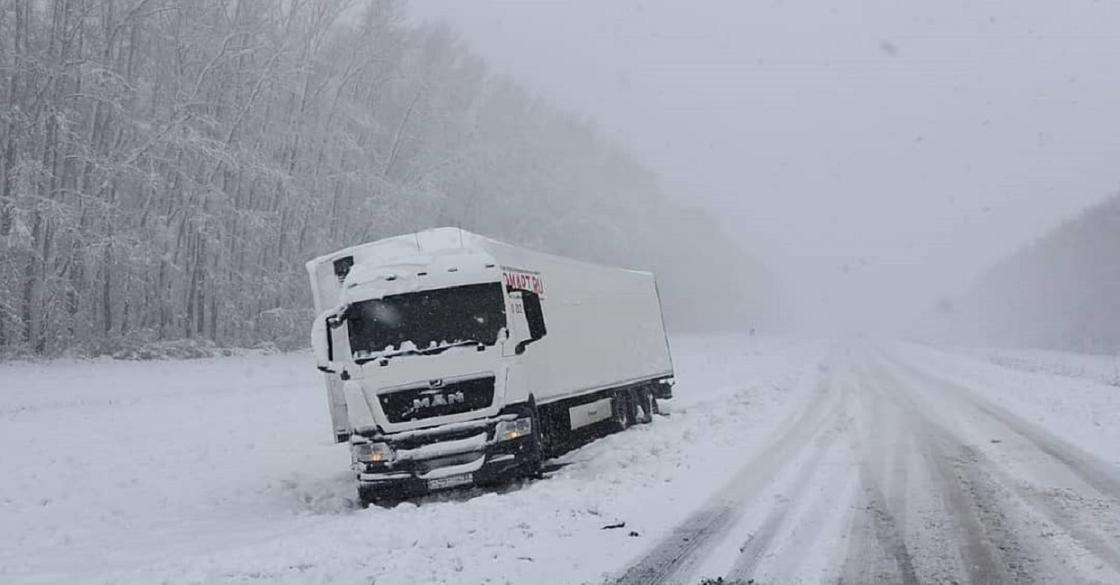 Десятки машин застряли в снежном заносе в ВКО