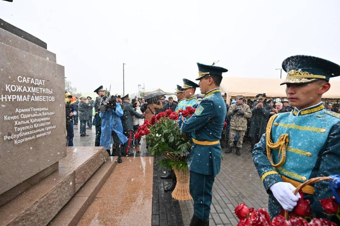 Солдаты на церемонии открытия памятника