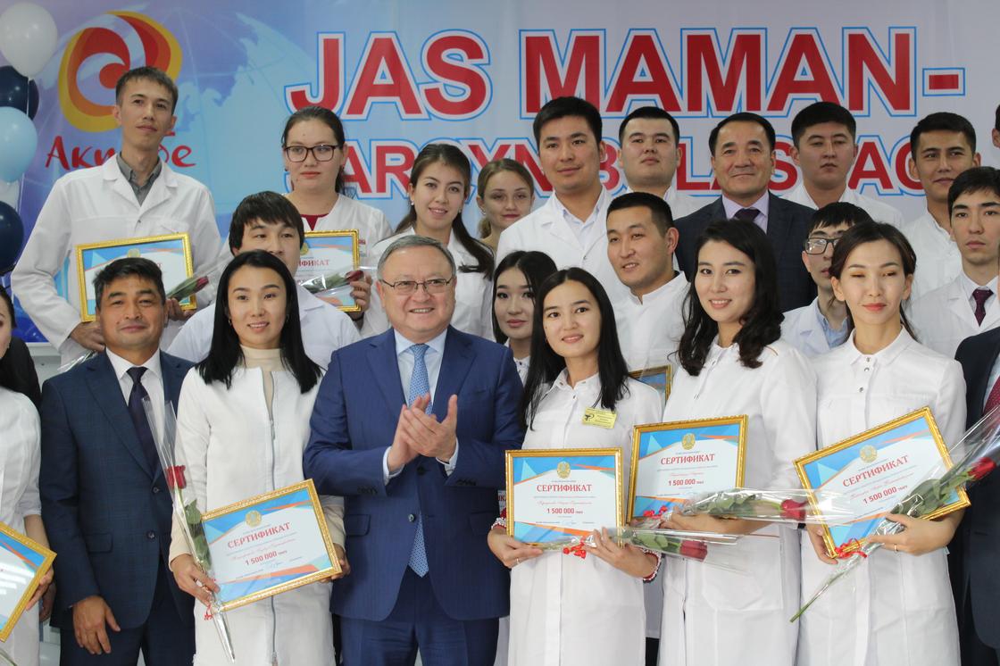 В Актюбинской области чествовали молодых врачей, которые поедут работать в село