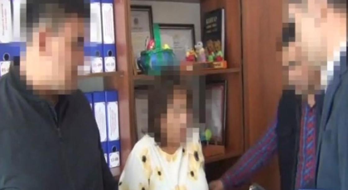 Заведующую детсадом заподозрили во взятке в Туркестанской области (видео)