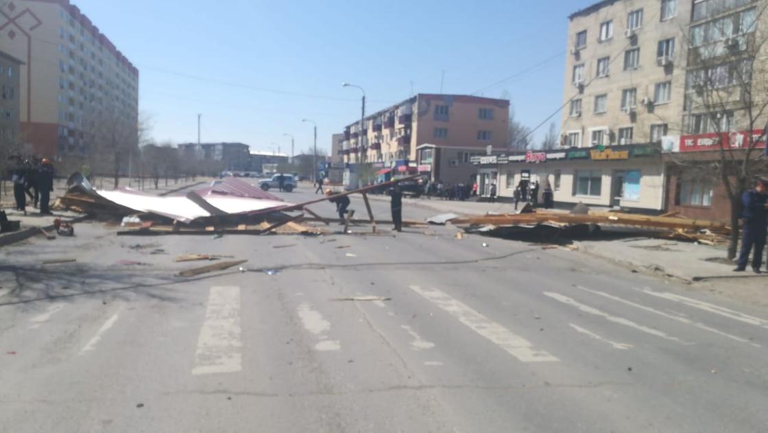 Слетевшая кровля разбила легковые автомобили в пригороде Атырау