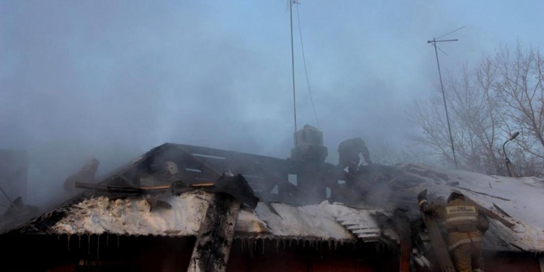 Ребенка из горящего дома спасли пожарные в Караганде