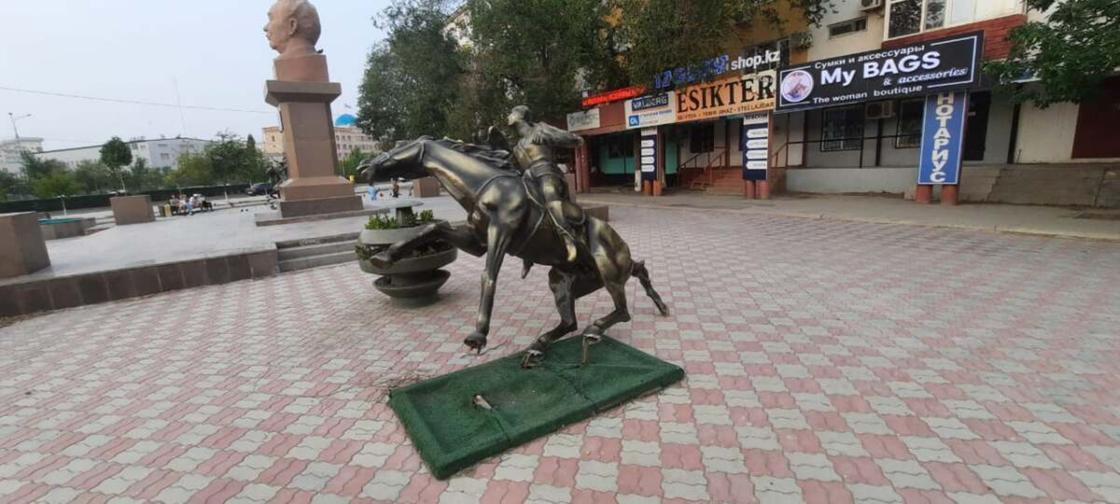 Сломанная скульптура всадника на лошади