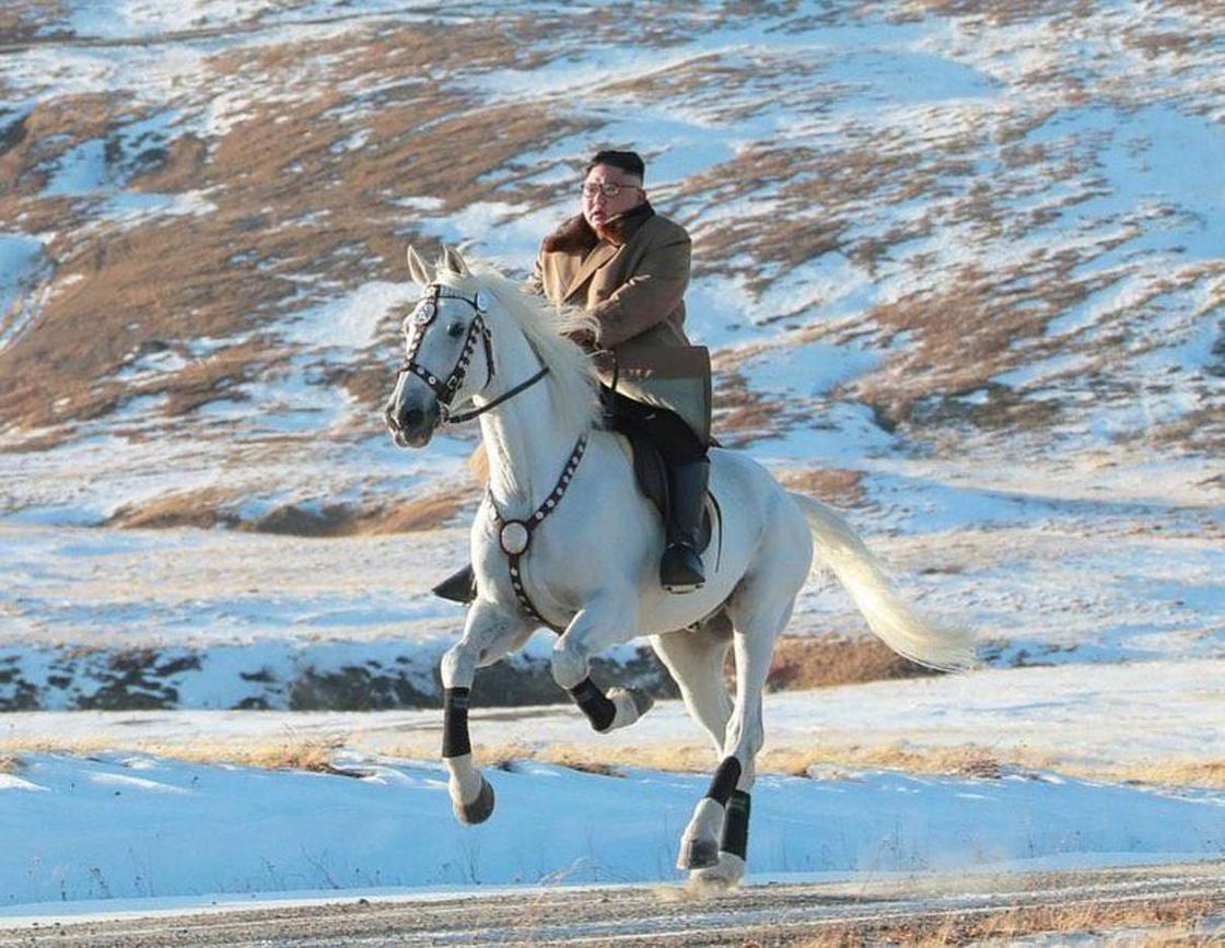 Ким Чен Ын верхом на белом коне поднялся на священную гору