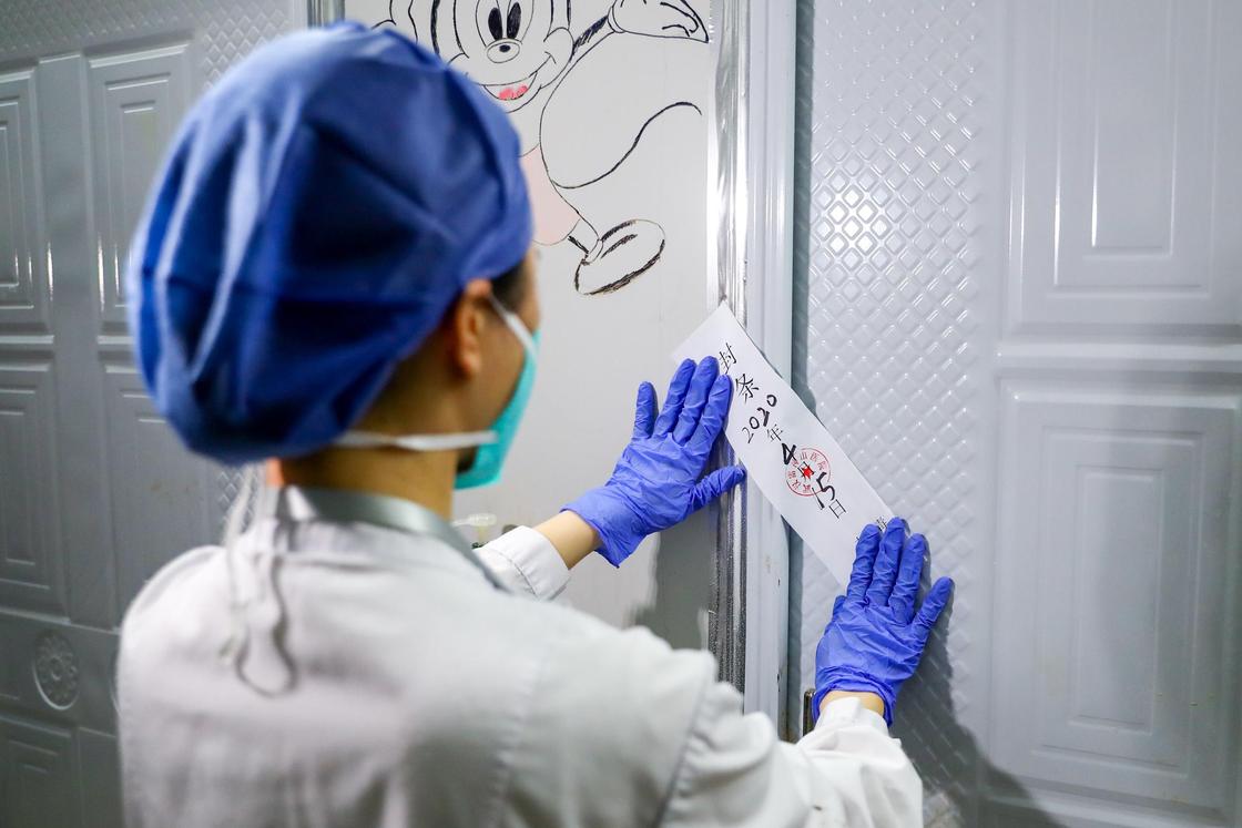Китайские медики почернели из-за коронавируса