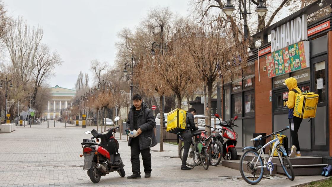 Новые "хозяева" города: доставщики еды заполонили улицы Алматы
