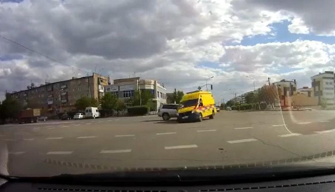 Момент жесткого столкновения "скорой" с внедорожником попал на видео в Сатпаеве