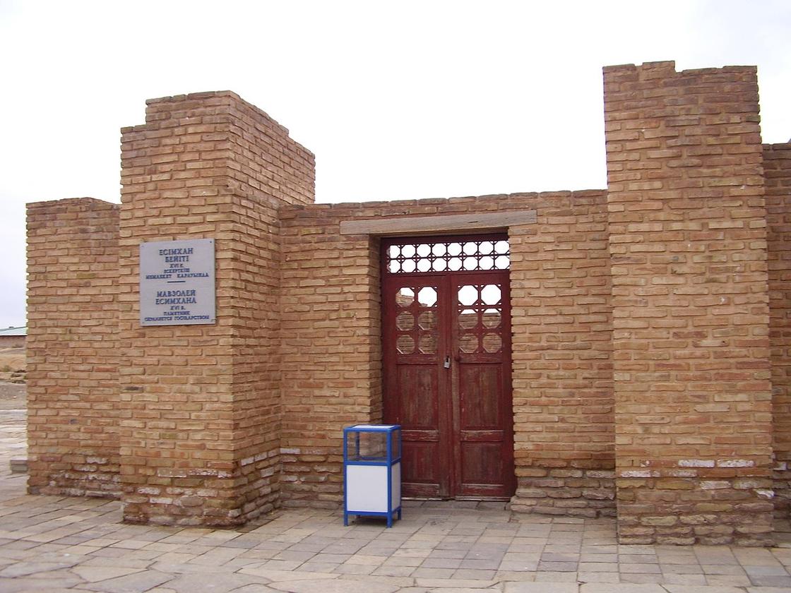 Кирпичное ритуальное строение. Место захоронения Есим хана