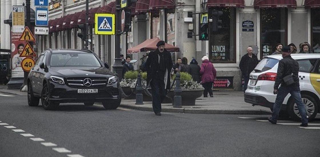 "Мне нас*ать на вас": Боярский бросил свой Mercedes на встречной полосе и ушел (фото, видео)