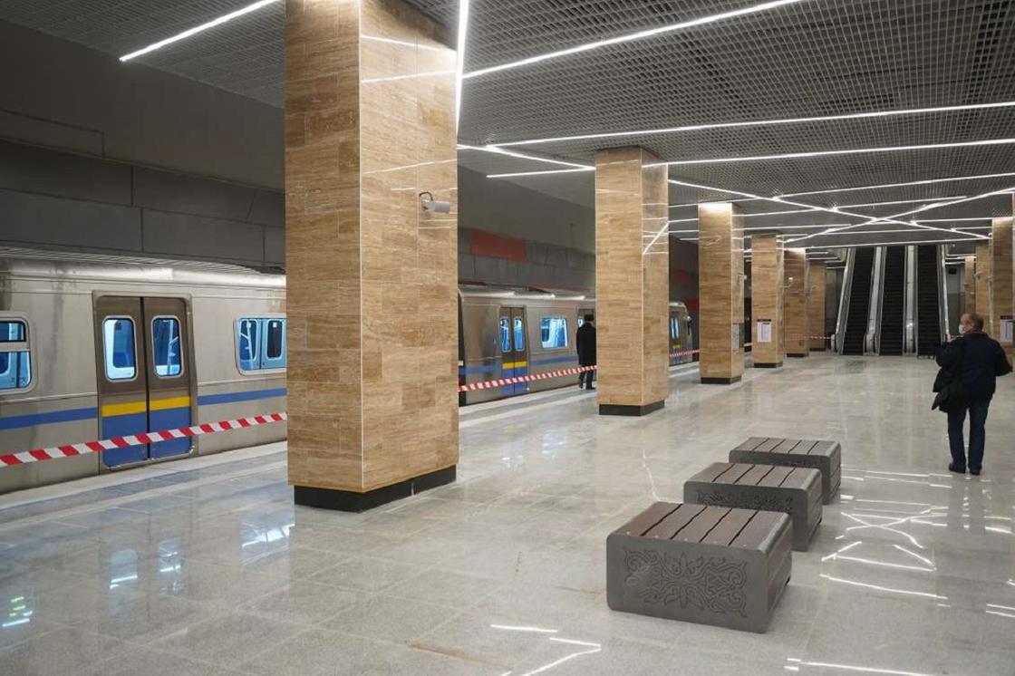 Станция метро "Момышулы"