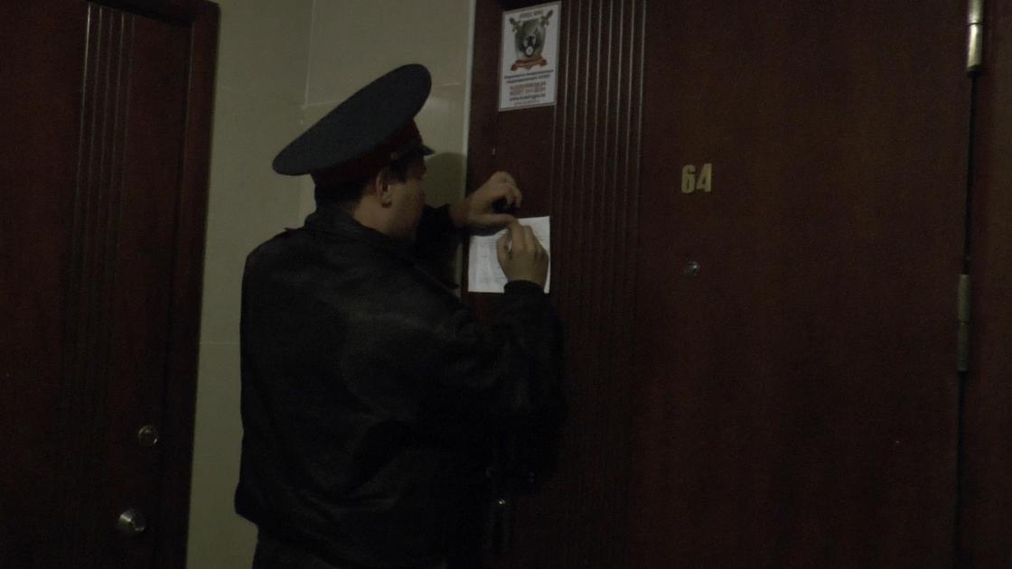 Сомнительные арендные квартиры опечатали полицейские в центре Алматы (фото)