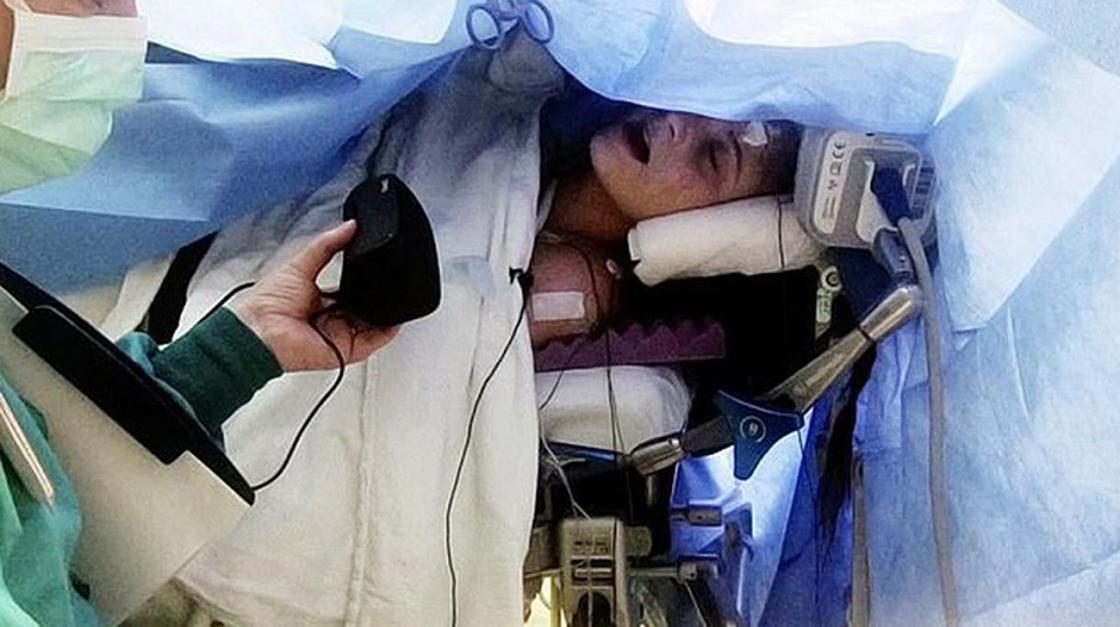 Хирург заставил певицу петь во время операции на её мозге, и она справилась Хирург заставил певицу петь во время операции на её мозге, и она справилась