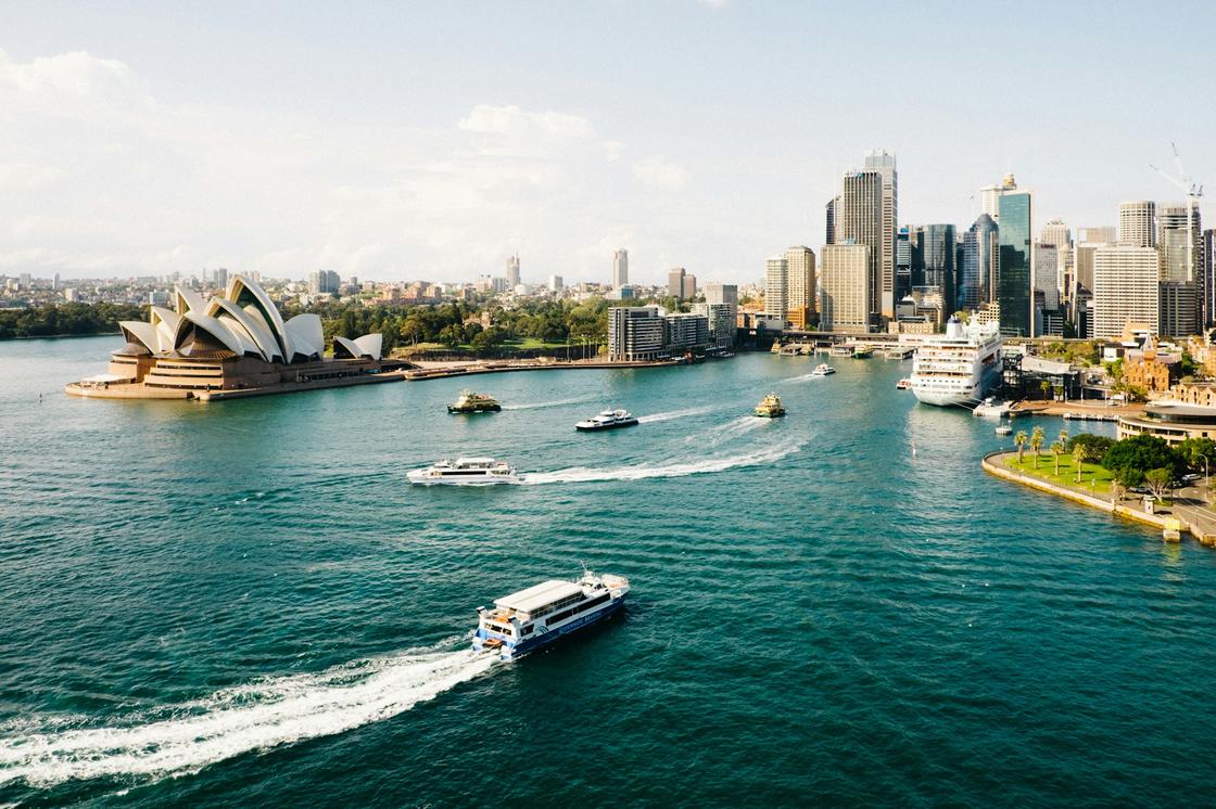 Сиднейская опера и катера