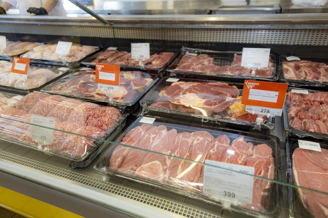 Мясо на прилавке магазина