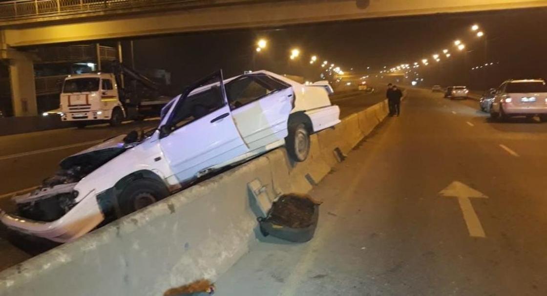 Авто смяло после лобового столкновения в Алматы: погиб человек (фото)