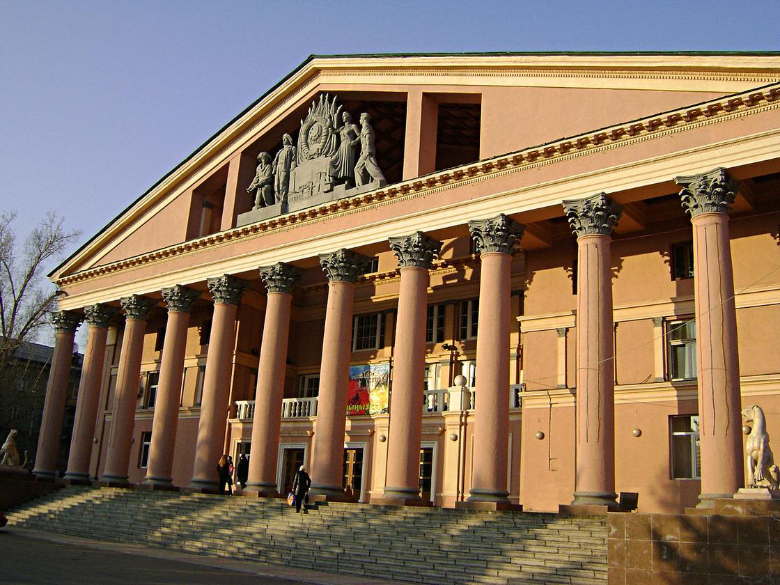 Здание с колоннами и скульптурами