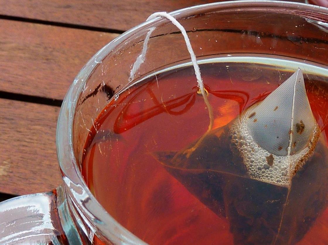 Рак из-за чайного пакетика: в каждую чашку чая попадает 11 млн частиц микропластика