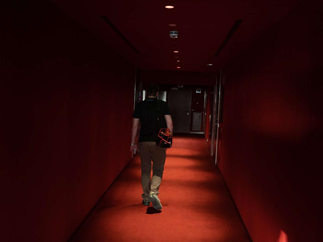 Мужчина живет один в 27-этажном роскошном отеле во время карантина