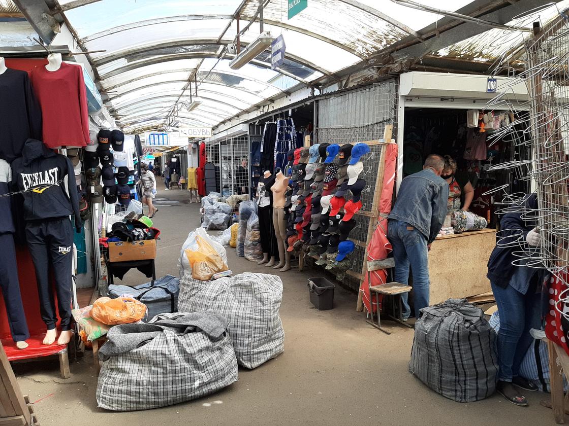 "Два месяца без работы": рынки и магазины открылись в Уральске