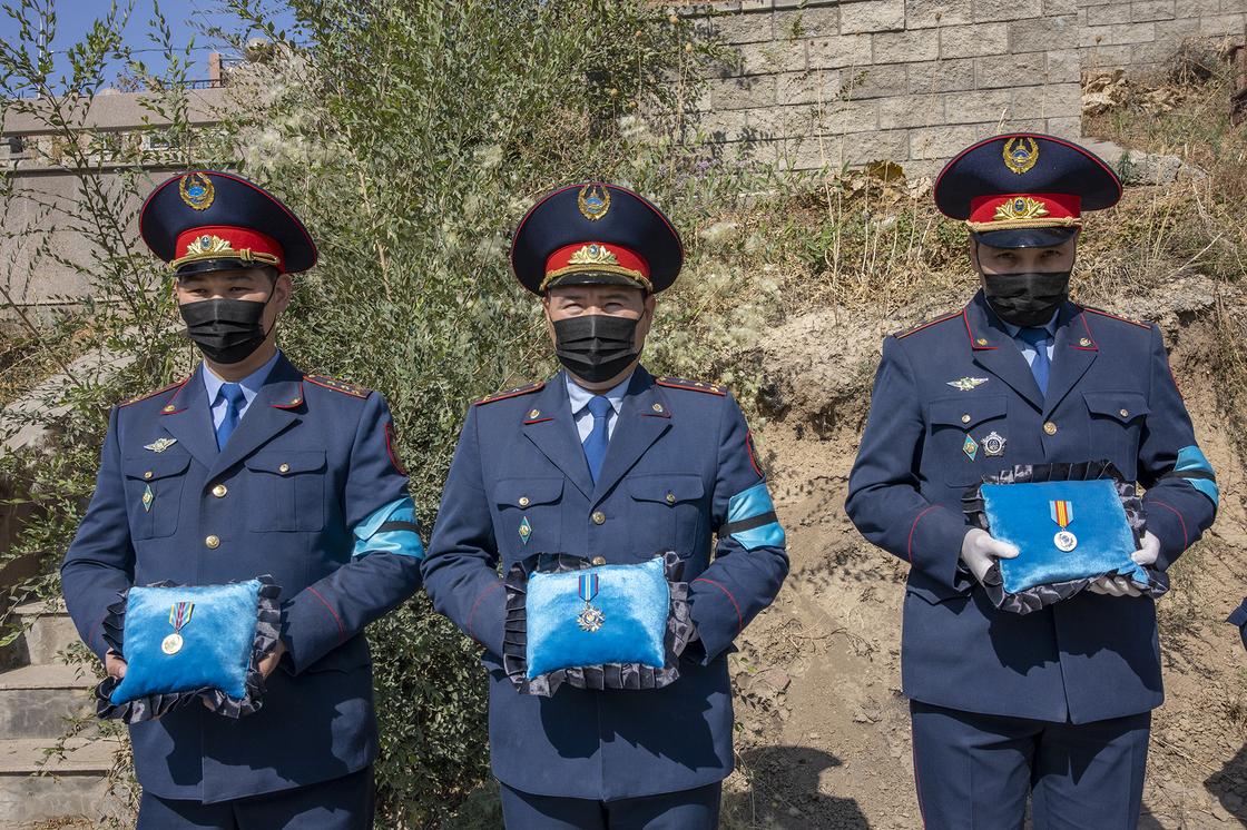 Погибшего полицейского похоронили в Алматы