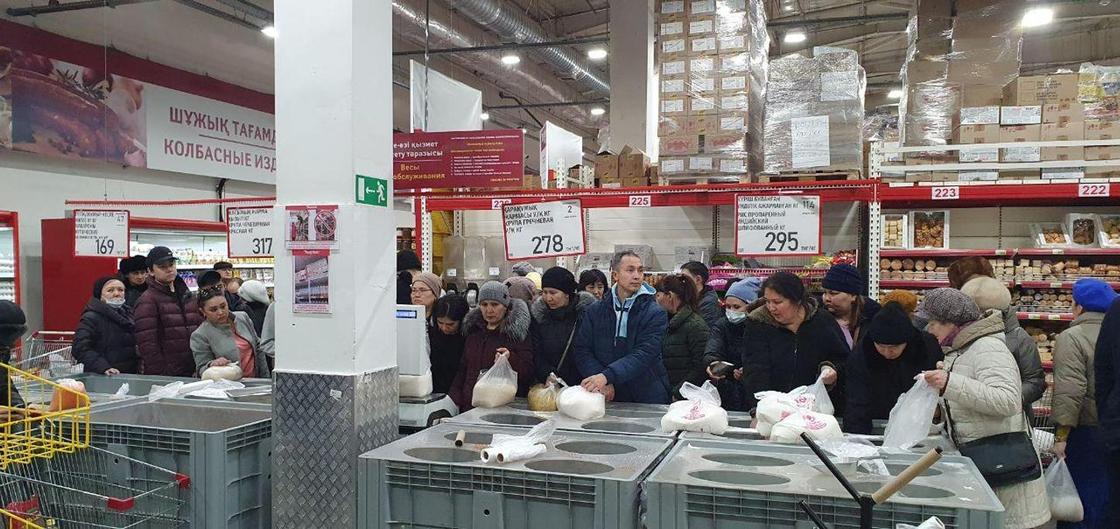 Что происходит в продуктовых магазинах Алматы и Нур-Султана (фото, видео)