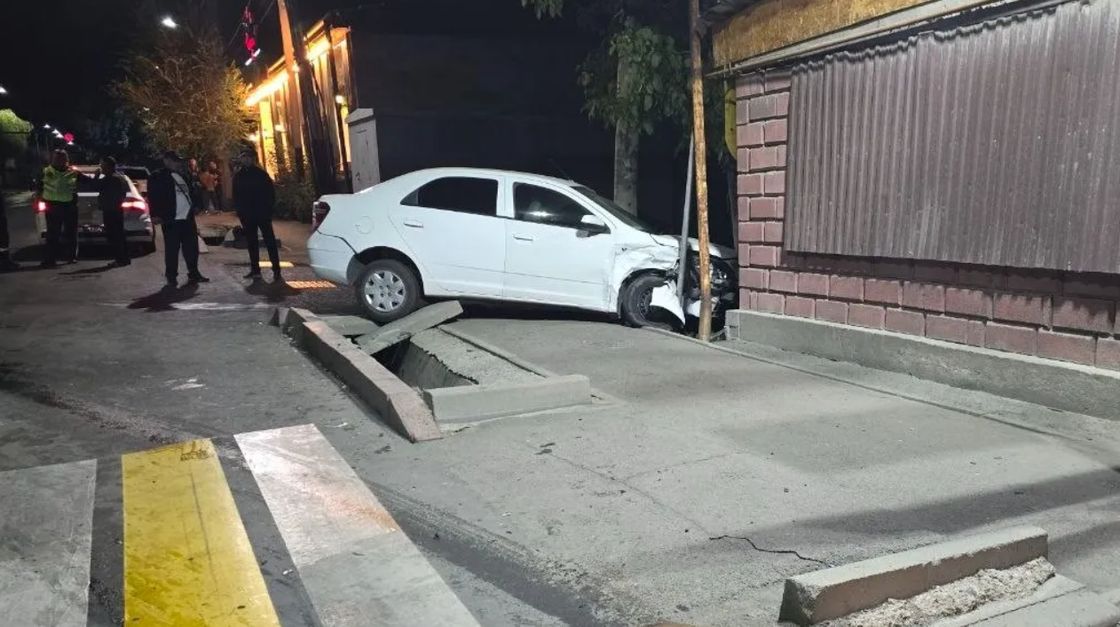 Автомобиль попал в аварию