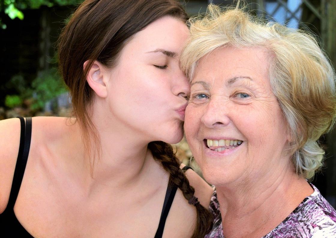 Внучка целует бабушку