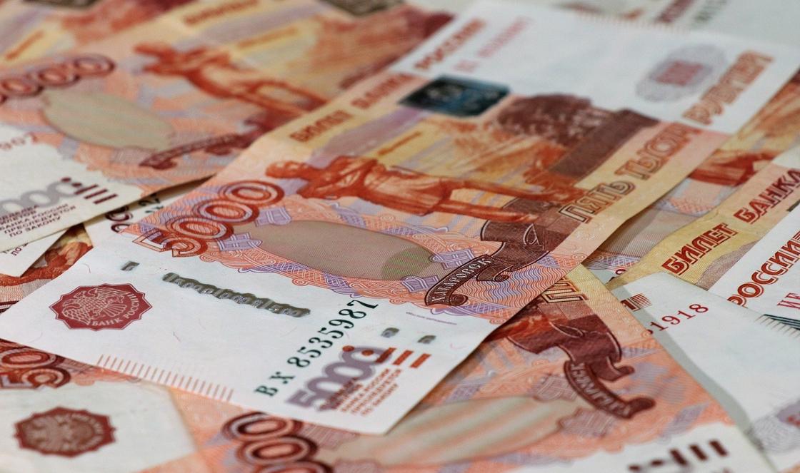 Коронавирус поразил рубль: курс российской валюты пикировал вслед за нефтью
