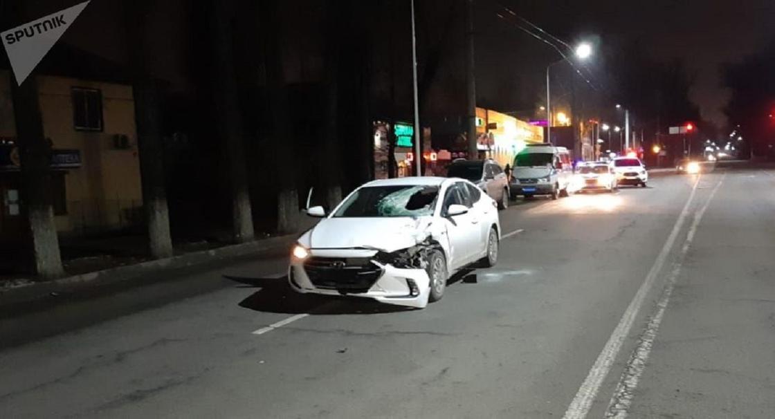 Разбитый автомобиль стоит на дороге Разбитый автомобиль стоит на дороге