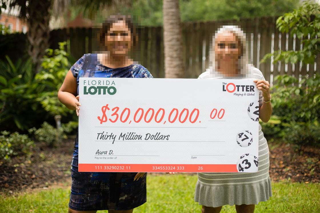 Посмотри, сколько денег: женщина выиграла 30 миллионов долларов в лотерею