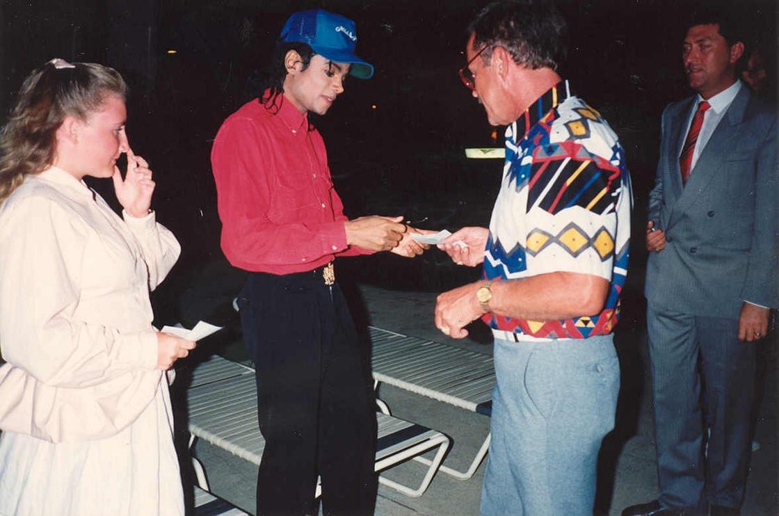 Майкл Джексон дает автограф (1988)