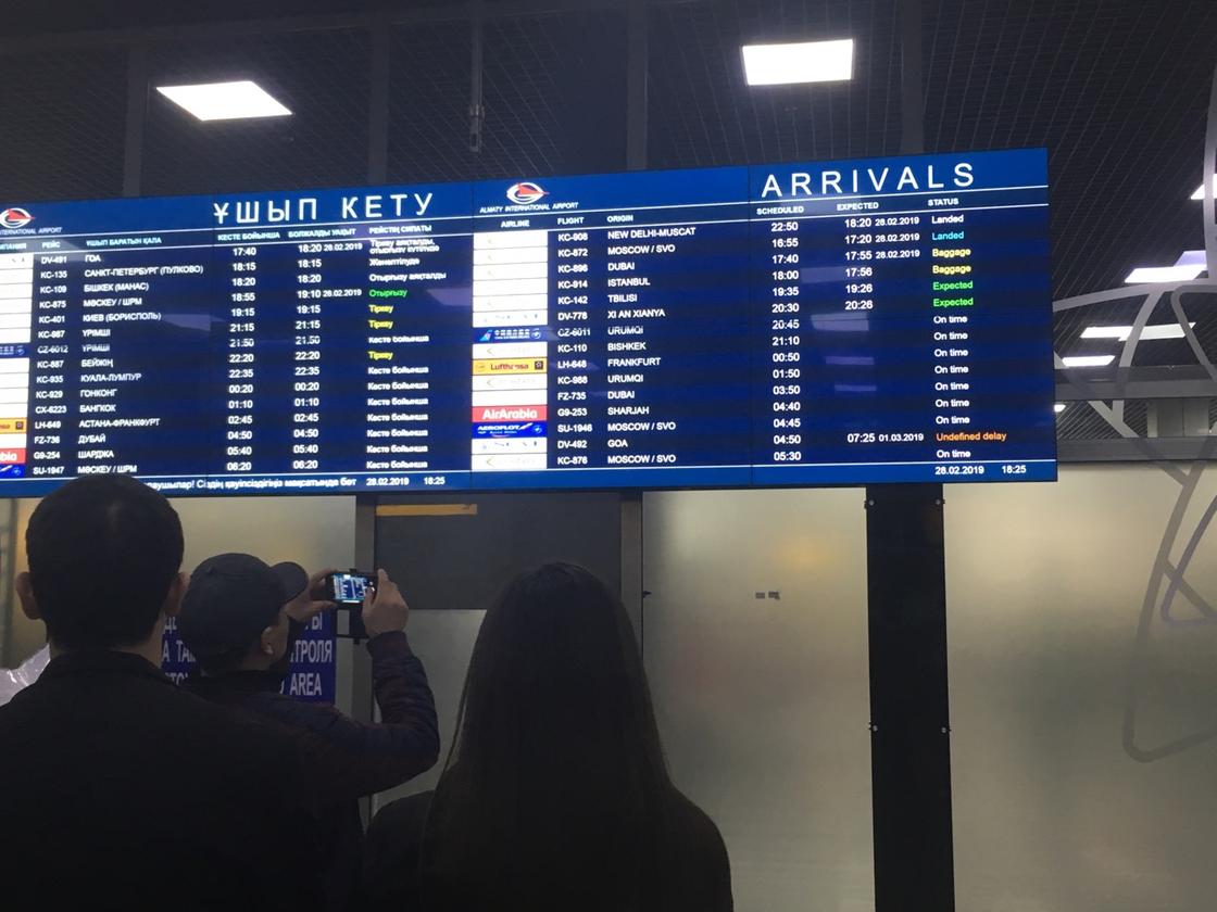 «Могла попасть в разгар войны»: как в аэропорту Алматы ждали самолета из Дели (фото)